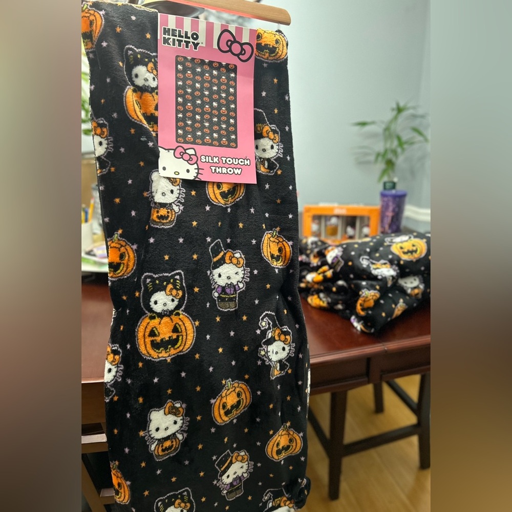 Hello Kitty Halloween Throw Blanket 🎃 ✨ NWT